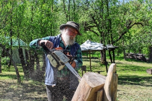 Pan Bogumił rzeźbami zajmuje się od 30 lat, jak mówi talent dostał od Pana Boga, a reszty nauczył się już sam. 