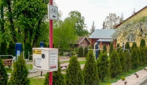 Solarna ładowarka umożliwia doładowanie baterii w smartfonach, tabletach i innych urządzeniach mobilnych.