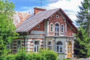 Muzeum regionalne w Handzlówce. Zgromadzono w nim m. in. stare dokumenty, fotografie, ubiory, przedmioty gospodarstwa domowego oraz narzędzia