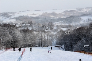 Przy Schronisku STAŚ działa wypożyczalnia sprzętu sportowego i turystycznego. W zimie można tu wypożyczyć narty, deski snowboardowe, kaski, buty, natomiast w lecie rowery oraz deski.