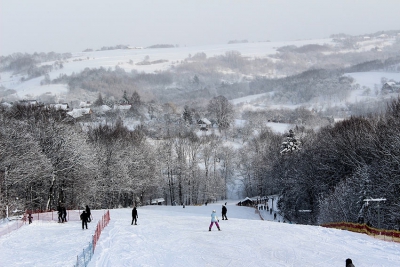 Przy Schronisku STAŚ działa wypożyczalnia sprzętu sportowego i turystycznego. W zimie można tu wypożyczyć narty, deski snowboardowe, kaski, buty, natomiast w lecie rowery oraz deski.